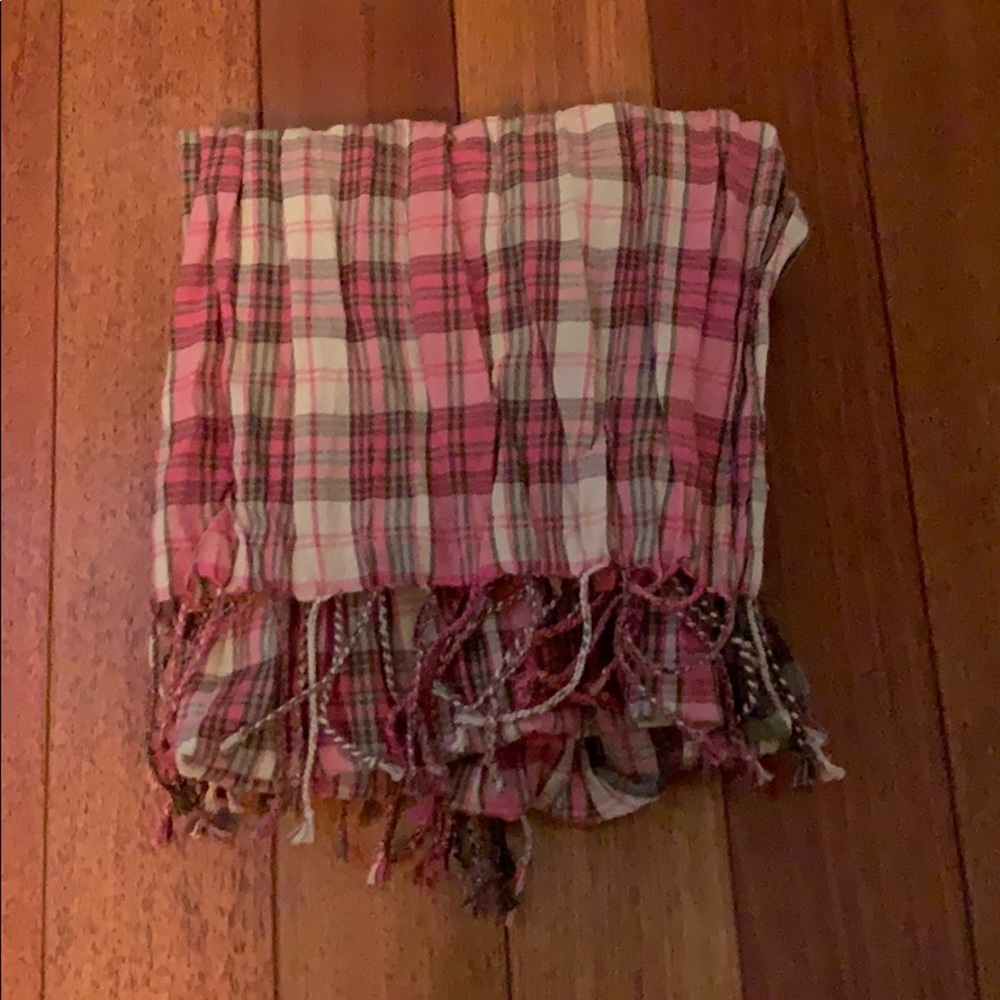 Women’s plaid scarf